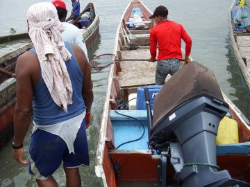 Fishers prepare to unload their catch in Ecuador, photo by Evelyn Ramos